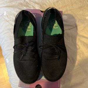 Skechers black shoe size 7.5